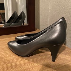 Bruno Magli metallic heels size 5 EUC